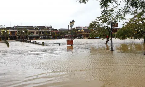 Ảnh: Phố cổ Hội An chìm trong nước lũ, người dân chèo thuyền vượt đường ngập lụt